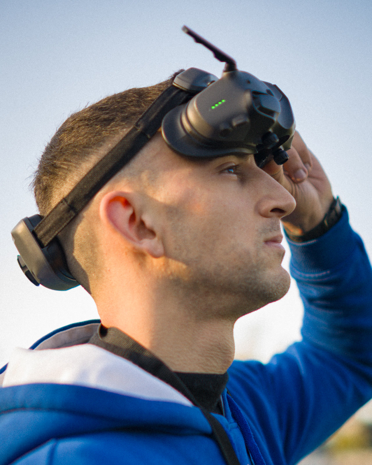 Mathias Gasparik con gafas FPV cinemáticas y equipo de pilotaje aéreo